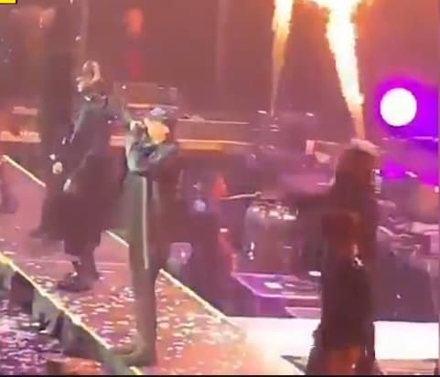 Todo comenzó cuando Wisin estaba a gradeciendo a sus fanáticos la asistencia y el cariño.