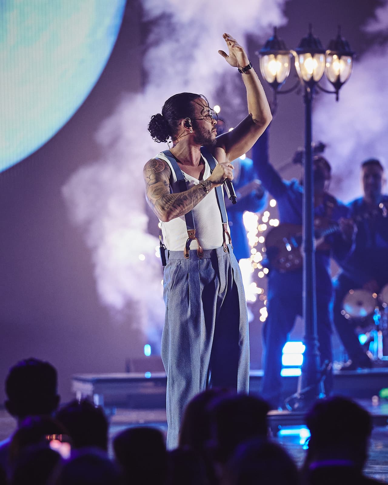 Prince Royce interpretó temás clásicos, pero a itmo de bachata. Deleitó con "My girl", "How deep is your love" y "Dancing in the moonlight".