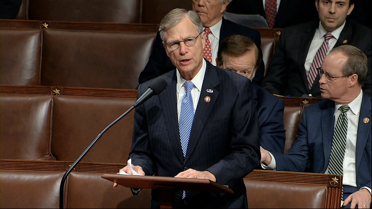 <b>Brian Babin, representante por Texas.</b> El 24 de septiembre de 2021, el republicano dijo en una entrevista en 
<i>Fox News</i> que sabe cuál es la estrategia de los demócratas en el país: 
<b>"Quieren cambiar a Estados Unidos, es un cambio que empezó con (el gobierno de Barack) Obama y que ahora va a la velocidad de una carrera de caballos.</b> Quieren reemplazar al electorado estadounidense por inmigrantes del tercer mundo que están viniendo de forma ilegal".
<br>
<br>Aseguró también que los demócratas quieren darle un camino a la ciudadanía a esos extranjeros 
<b>para que voten por ellos y puedan "conformar una mayoría permanente". </b>Luego de eso, una de las presentadoras del espacio presentó una estadística sobre la caída de la popularidad de Biden para sustentar la teoría de Babin.