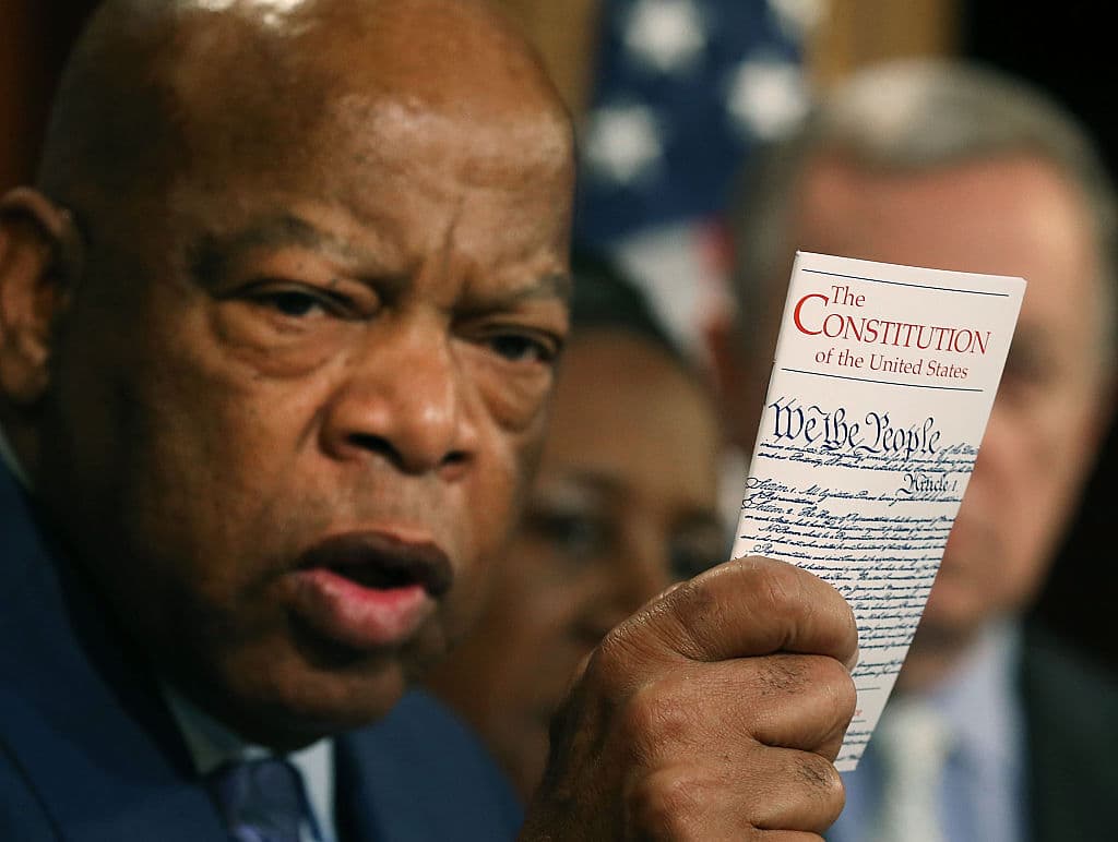 El representante John Lewis (D-GA), posee una copia de la Constitución de los Estados Unidos durante una conferencia de prensa con los demócratas del Senado y miembros del Caucus Negro del Congreso, en el Capitolio, 3 de marzo de 2016 en Washington DC. (Archivo)