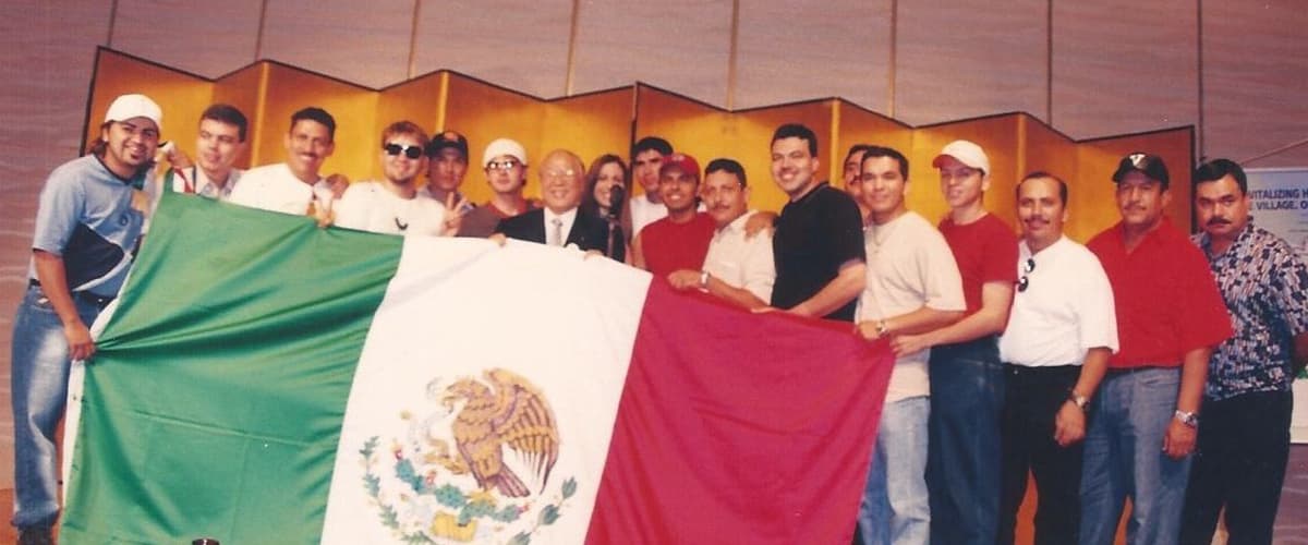 La banda sinaloense, ya comandada por los hermanos Poncho y Joel Lizárraga, siguieron el sueño de su papá de llevar la música de banda por todo el mundo y qué mejor oportunidad que el Mundial Corea-Japón, en 2002.