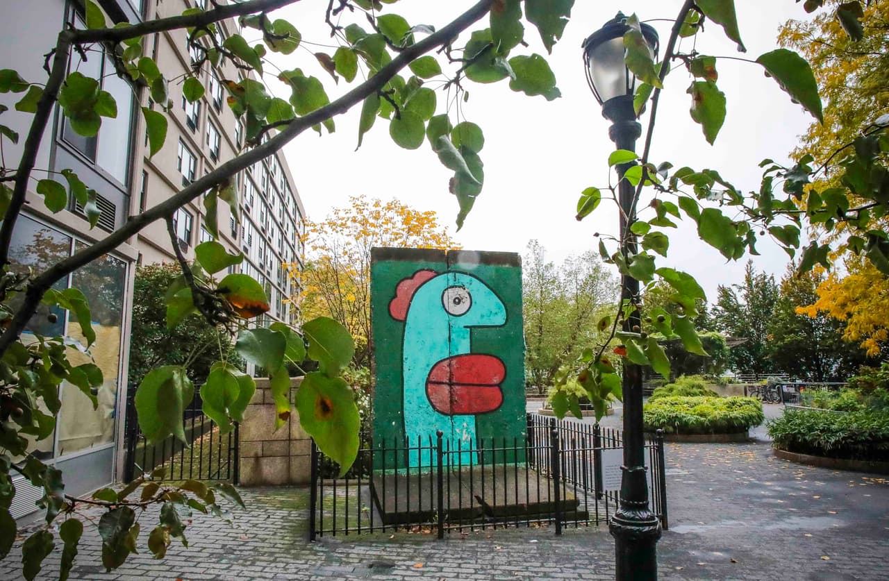Después de la reunificación de las dos Alemanias, se desplegaron decenas de grúas, camiones y excavadoras para eliminar la barrera, según textos de la época. Uno de ellos fue instalado en la Plaza Kowsky, en Battery Park, Nueva York.