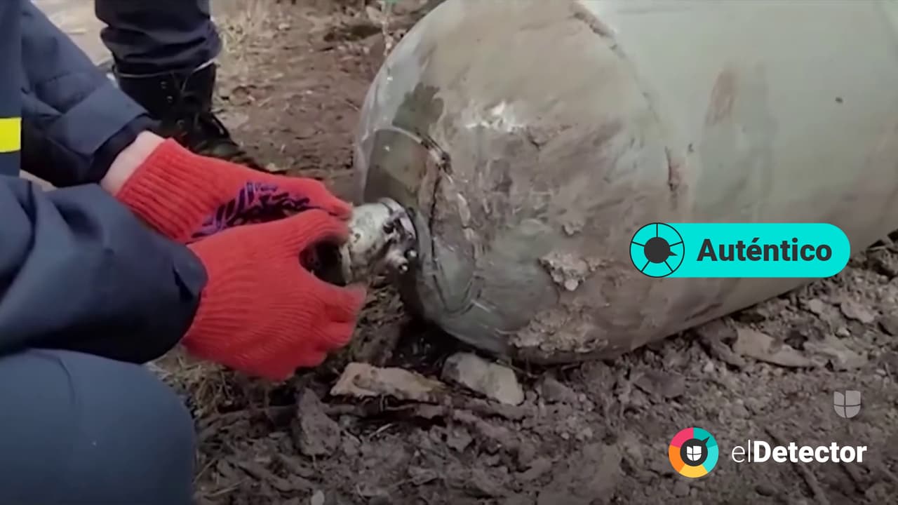 <br>
<h3 class="cms-H3-H3"><b>Rescatistas ucranianos sí desactivaron con agua una bomba</b></h3>
<b> </b>En redes sociales 
<a href="https://www.facebook.com/watch/?ref=search&v=1273709886455528&external_log_id=a56b043a-6870-430d-a24a-624fee0f4127&q=desactivaron%20univision%20noticias"><u>circuló un video</u></a> en el que se ve cómo dos hombres retiran con agua la 
<a href="https://dle.rae.es/espoleta"><u>espoleta</u></a> (el dispositivo que está en la boquilla del artefacto explosivo y que sirve para dar fuego a la carga) de una bomba. El video es 
<b>auténtico</b>, no es una actuación, como afirmaron usuarios del Facebook de 
<b>Univision Noticias.</b> Lo comprobamos con la herramienta de 
<a href="https://docs.google.com/drawings/d/1mjEryzvItP0pYV1BlVDHk60AHqxF9IuRmEOvFk0ix1s/edit?usp=sharing"><u>análisis forense digital</u></a> de 
<a href="https://chrome.google.com/webstore/detail/fake-news-debunker-by-inv/mhccpoafgdgbhnjfhkcmgknndkeenfhe"><u>InVid</u></a>, que permite detectar falsificaciones en las imágenes. 
<br>
<br>Quienes hicieron la desactivación son rescatistas del 
<a href="https://zt.dsns.gov.ua/"><u>Servicio Estatal de Emergencias de Ucrania (SES). </u></a>Lo confirmó el 
<a href="https://citeam-ru.medium.com/%D1%80%D0%BE%D1%81%D1%81%D0%B8%D0%B9%D1%81%D0%BA%D0%B0%D1%8F-%D0%B0%D0%B2%D0%B8%D0%B0%D1%86%D0%B8%D1%8F-%D0%B1%D0%BE%D0%BC%D0%B1%D0%B8%D1%82-%D1%87%D0%B5%D1%80%D0%BD%D0%B8%D0%B3%D0%BE%D0%B2-%D0%B7%D0%B0%D0%B6%D0%B8%D0%B3%D0%B0%D1%82%D0%B5%D0%BB%D1%8C%D0%BD%D1%8B%D0%BC%D0%B8-%D0%B0%D0%B2%D0%B8%D0%B0%D0%B1%D0%BE%D0%BC%D0%B1%D0%B0%D0%BC%D0%B8-%D1%87%D1%82%D0%BE-%D0%BF%D1%80%D1%8F%D0%BC%D0%BE-%D0%B7%D0%B0%D0%BF%D1%80%D0%B5%D1%89%D0%B5%D0%BD%D0%BE-%D0%BC%D0%B5%D0%B6%D0%B4%D1%83%D0%BD%D0%B0%D1%80%D0%BE%D0%B4%D0%BD%D1%8B%D0%BC-4d1173a14494"><u>Equipo de Inteligencia de Conflictos</u></a> (CIT), un equipo de investigadores 
<a href="https://abcnews.go.com/Technology/independent-investigators-tracking-russias-military-buildup/story?id=82529068#:~:text=TikTok%20isn't%20just%20for,based%20between%20Russia%20and%20Ukraine."><b>independientes con sede en Rusia y Ucrania</b></a> que registra y analiza información de conflictos. Desde 
<b>elDetector</b> lo verificamos también con la 
<a href="https://www.google.com.mx/imghp?hl=es"><b>búsqueda inversa de imágenes de Google</b></a> y revisando todos los videos disponibles en las 
<a href="https://www.instagram.com/dsns_ukraine/"><b>redes sociales</b></a> 
<a href="https://www.youtube.com/user/MNSgovUA/videos"><b>del SES</b></a>. El video 
<a href="https://www.facebook.com/MNS.GOV.UA/videos/658521072147079"><b>lo publicaron en su Facebook</b></a>.
<br>
<br>El experto en explosivos 
<a href="https://www.linkedin.com/in/davewelch999/?originalSubdomain=uk"><u>Dave Welch</u></a> explicó que la neutralización con agua sí se puede contemplar en algunas circunstancias, específicamente cuando existen limitaciones. “Es probable que no tengan el equipo para desactivarla de otra manera”, dijo al medio británico
<i> <a href="https://inews.co.uk/news/ukraine-war-video-men-defuse-bomb-bare-hands-water-1508632">INews</a>.</i> 
<br>