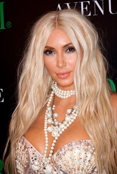 Le gustó tanto su peluca rubia que decidió teñirse de este tono.