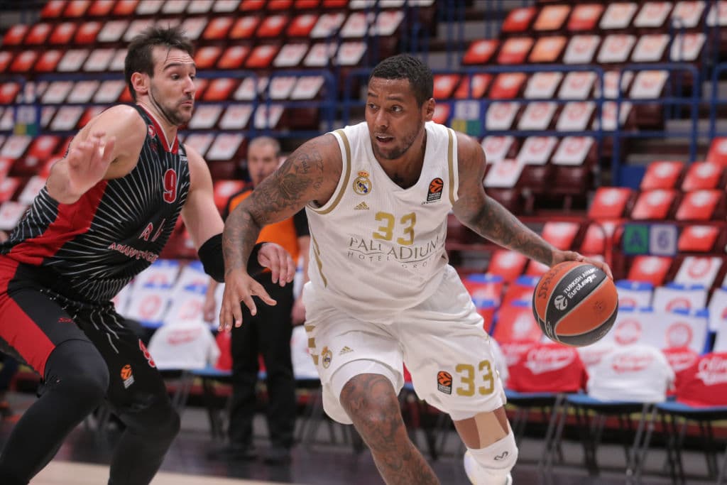 <b>Trey Thompkins</b> (29), jugador de baloncesto del Real Madrid, dio positivo a coronavirus y por consiguiente el equipo español decidió poner en cuarentena a todos su atletas de todos los deportes.
