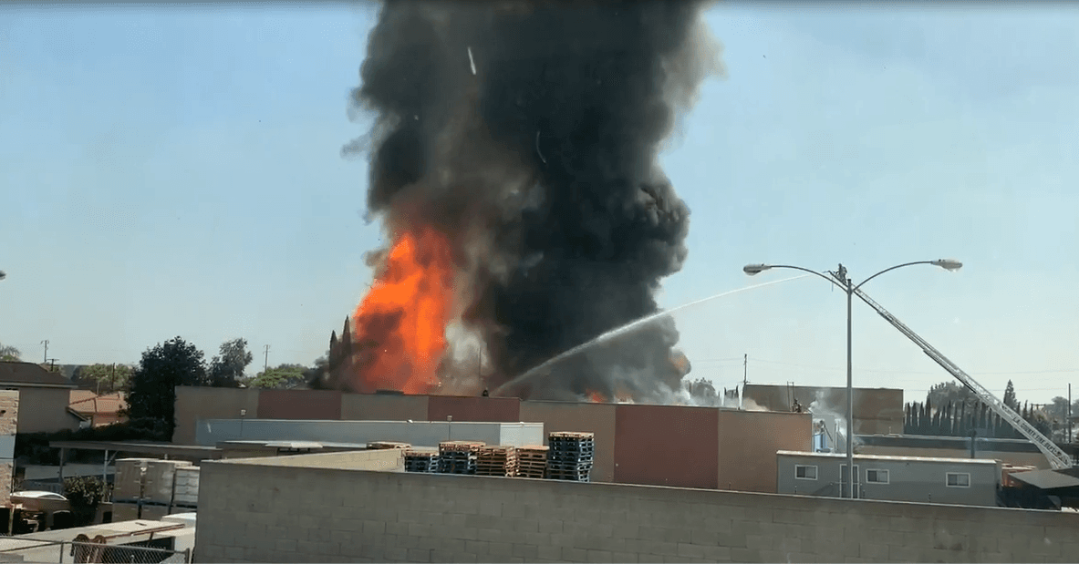 Incendio destruye edificio comercial en Paramount