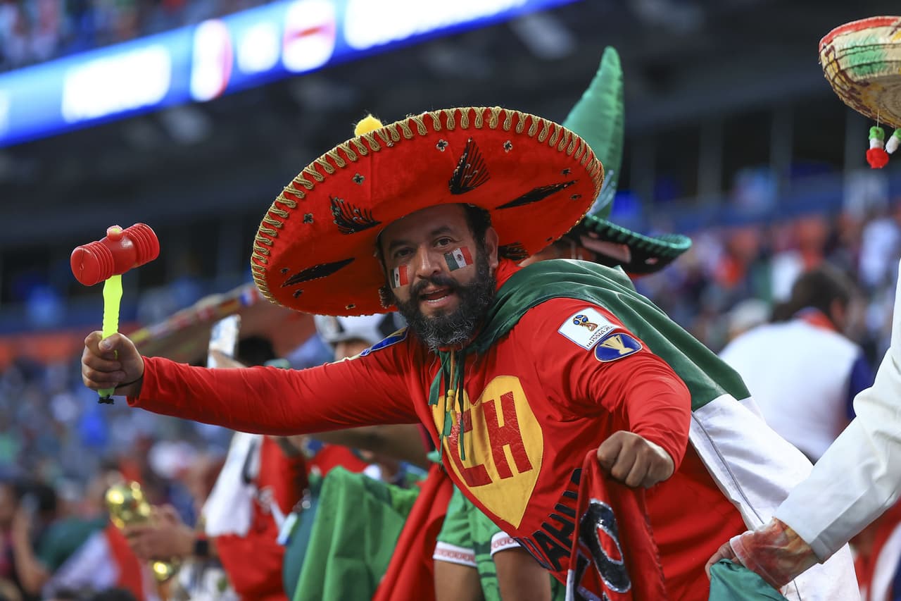 Mexicanos y costarricenses apoyan a sus selecciones en el duelo de semifinales entre el Tri y los Ticos.