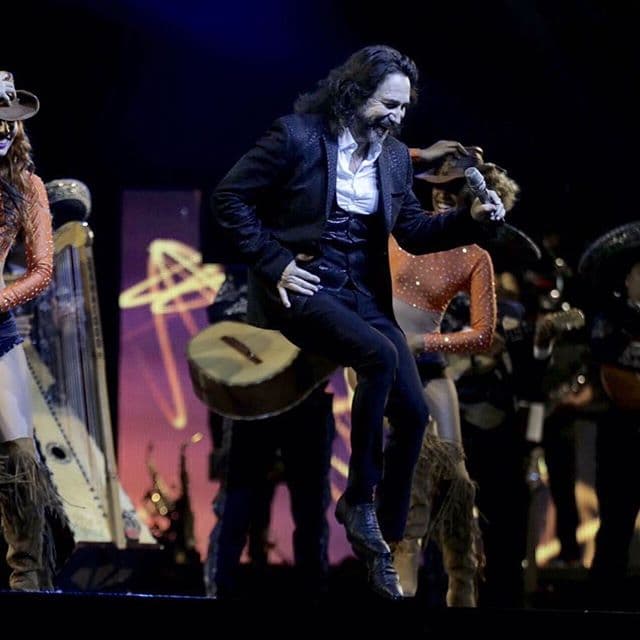 El single "Falso amor", uno de los dos temas inéditos, fue una de las canciones más reconocidas del grupo.