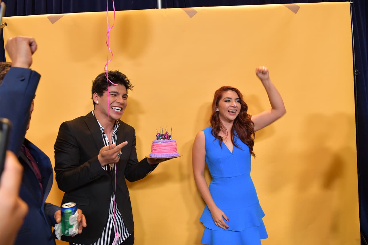 Después de cantar, todos los presentes aplaudieron y celebraron.