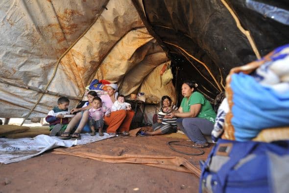 El resultado de esto es, según Galeano, que cada vez más los pequeños agricultores emigran a las ciudades o se suman a los batallones de las 100 mil familias sin tierra.