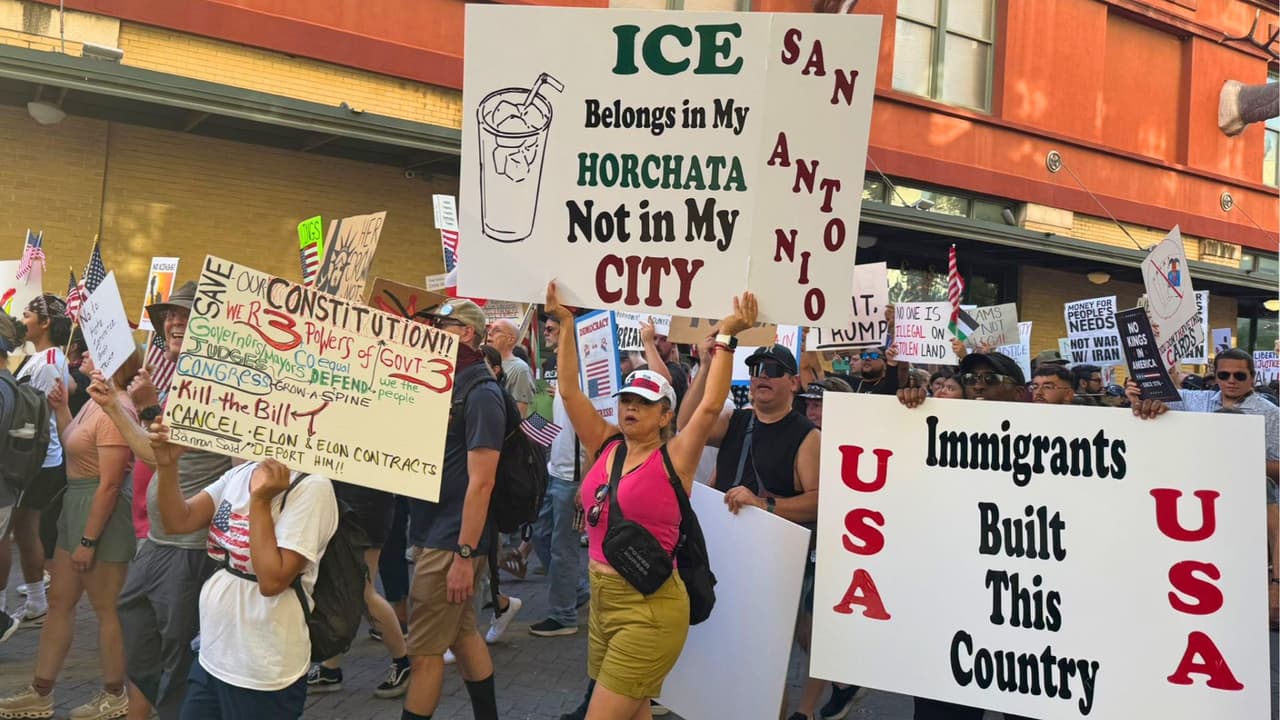Los derechos de las familias migrantes y los mensajes en inglés y español se llevaron la atención durante unas protestas que transcurrieron con calma.