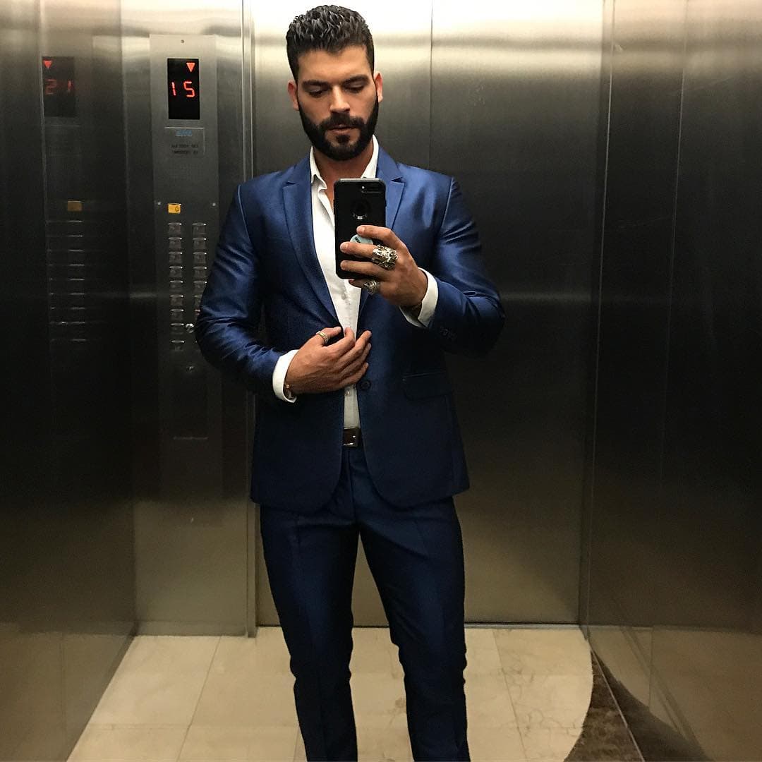 ¿Reconoces a este galán? Claro, es 
<b>Adrián di Monte</b>, a quien recientemente vimos en '
<b><a href="http://www.univision.com/novelas/la-doble-vida-de-estela-carrillo">La doble vida de Estela Carrillo</a></b>', este actor pareciera tener un buen cuerpo, pero eso va más allá, pues cada vez que se deja ver en traje de baño o con poca ropa en sus redes sociales, deja sorprendidas a todas sus fanáticas.