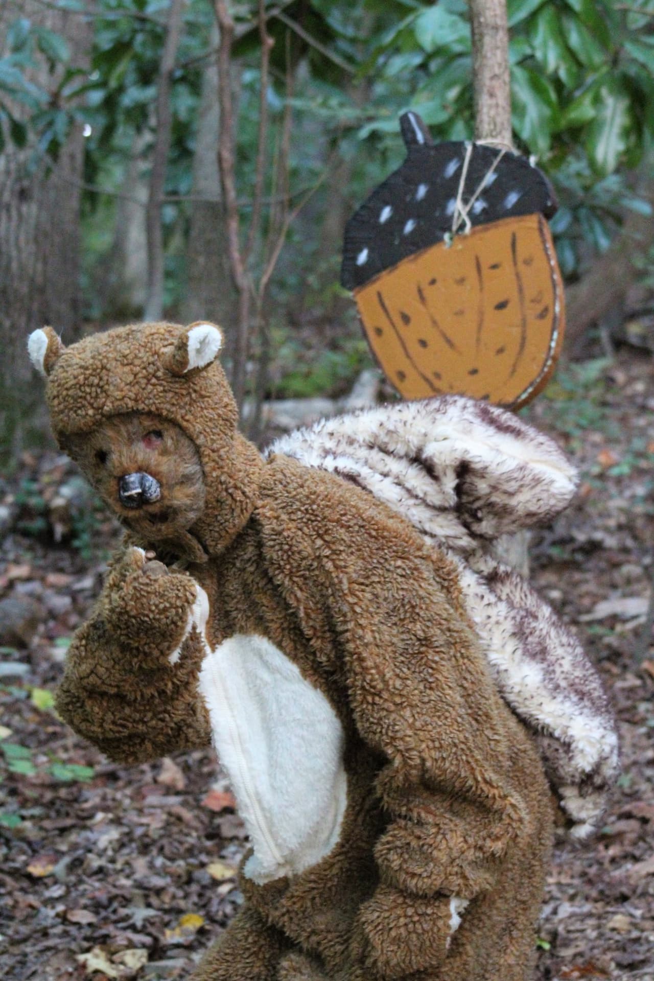 <b>Evento</b>: Chattahoochee Nature Center Halloween Hikes
<br>
<b>Fecha</b>: Hasta el 29 de octubre
<br>
<b>Lugar</b>: 
<a href="https://maps.app.goo.gl/jUcYBDMRyLJcFEZZ9">Chattahoochee Nature Center. 9135 Willeo Rd. Roswell, GA. 30075</a>
<br>
<b>Sitio web</b>: 
<a href="https://www.chattnaturecenter.org/special-events/halloween-hikes/">https://www.chattnaturecenter.org/special-events/halloween-hikes/</a> 
<br>
<br>Los visitantes son guiados a través del centro para conocer criaturas del bosque y escuchar cómo viven. Espera una velada llena de música de diferentes partes del mundo, artesanías, fogatas y más.