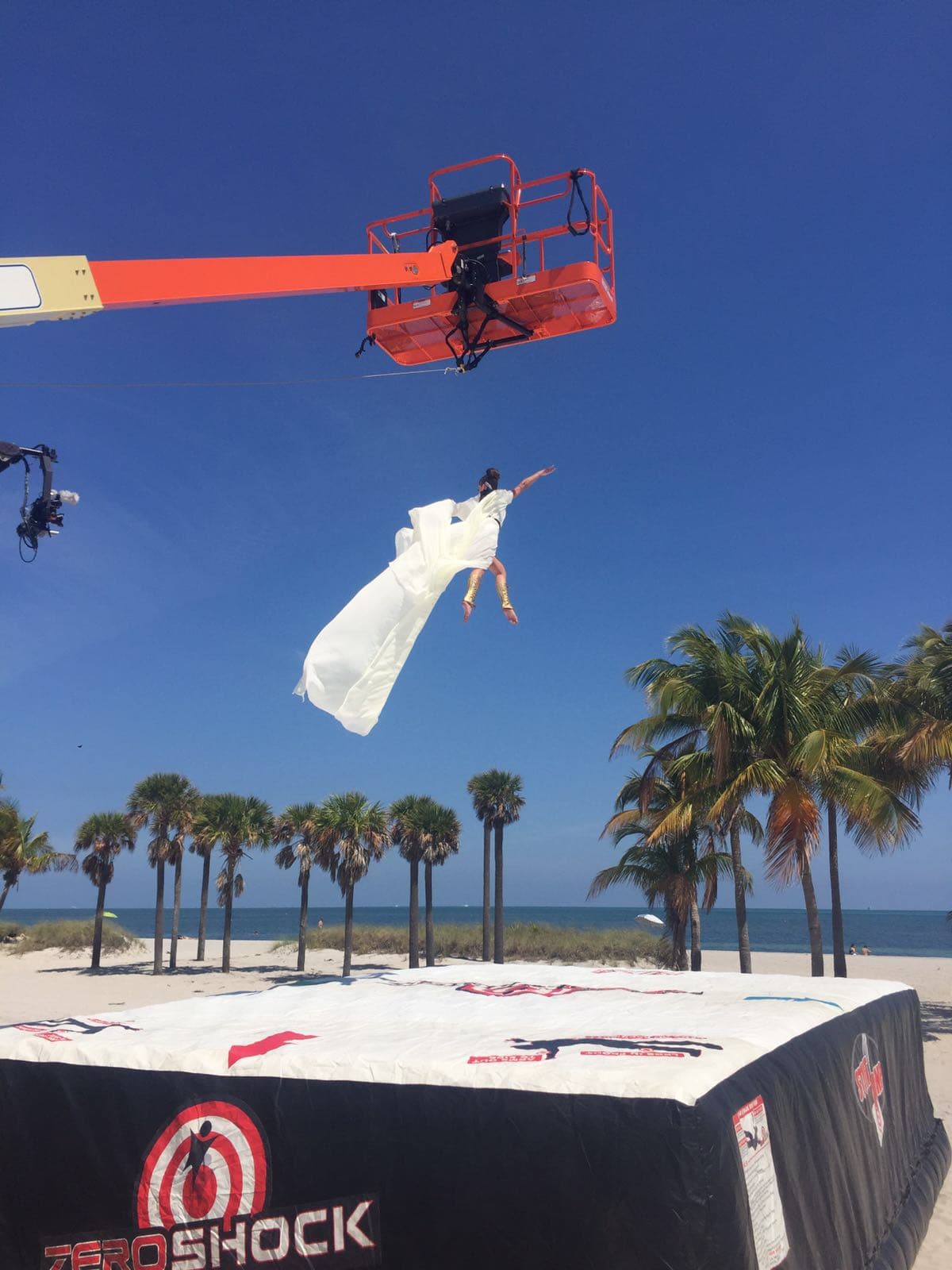 Disfruta las mejores fotos detrás de cámara del difícil reto que enfrentaron las bellas a 20 pies de altura.