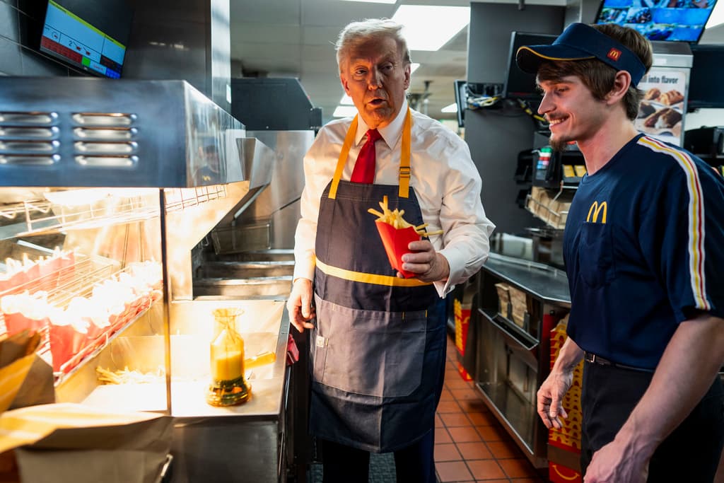 Donald Trump sirviendo una ración de papas fritas en un McDonald's de Feasterville-Trevose, Pensilvania, el domingo.