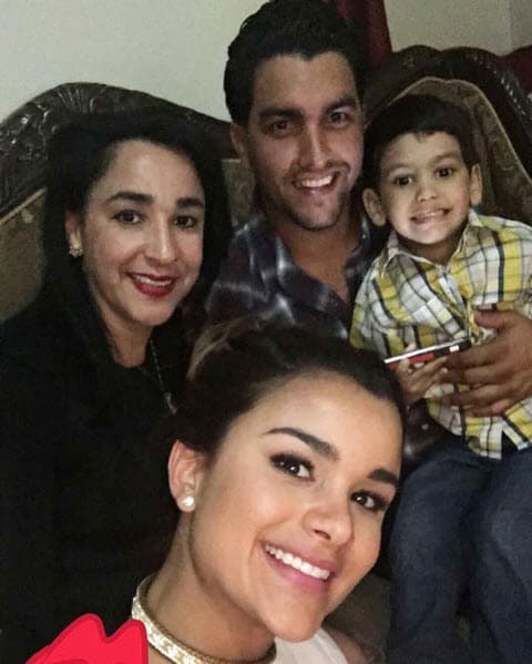 Pero no solo con ella, la madre de Clarissa también se siente feliz cuando está con sus 
<b><a href="https://www.univision.com/shows/el-gordo-y-la-flaca/la-tierna-fotografia-que-demuestra-que-clarissa-molina-es-una-tia-carinosa-fotos">otros hijos y nietos</a></b>.