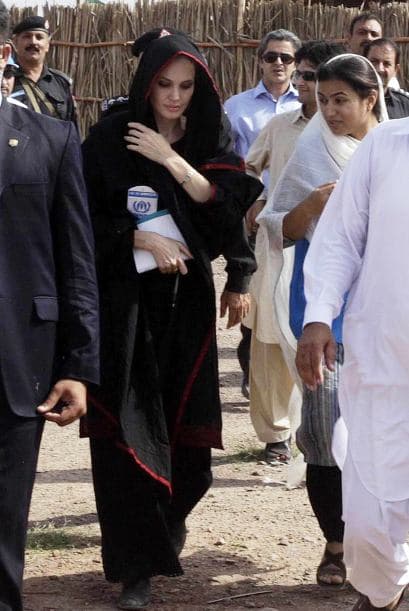 En 2011 viajó a Afganistán en donde sorprendió con su visita a los refugiados que regresaron a su país tras la caída del estado talibán.