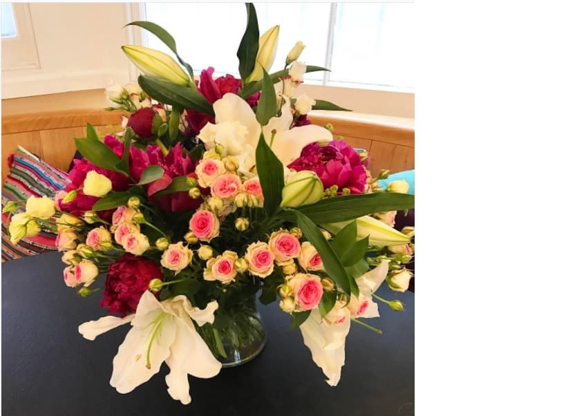 Hoy la actriz Salma Hayek presumió su regalo en redes socailes; "qué hermoso es recibir flores de mis hijos", refiriéndose también a los hijos de su esposo Francois-Henri Pinault.