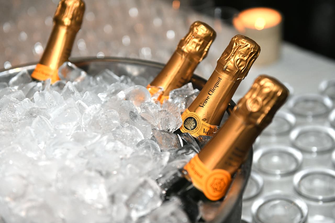 <b>Champagne. </b>Ahora bien si eres de las que les gusta echar la casa por la ventana y no escatimar en gastos para celebrar la llegada de la Navidad, puedes sorprender a tus invitados ofreciendo una copa de champagne.