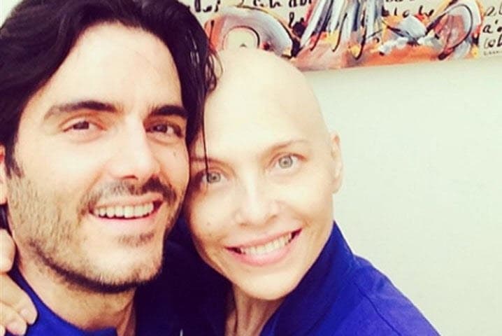 Continuó: "Hoy, Ernesto Calzadilla, el que fue mi marido hasta hoy, el que iba a irse conmigo y me iba a acompañar en este proceso. Hoy, pocas horas antes de viajar, me dijo que se separa de mí, que me deja, que se divorcia, que se baja del barco de esta familia. Yo entré a esto por él. Dios los bendiga a todos y ojalá tengan buenas noticias mías. Yo sé que Dios no me va a abandonar".
<br>