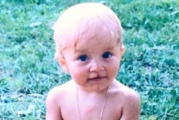 En el 2016 la actriz habló, en 
<a href="https://www.univision.com/programas/novelas/angelique-boyer-le-confeso-a-rulli-que-se-rasuro-cuando-era-nina-video">exclusiva para Univision Entretenimiento</a>, de esta imagen. “Yo era una niña que siempre fui bastante extremista y atrevida, si ven, el mentón (y se señaló el labio superior de la boca al decirlo) lo tengo partido porque estaba jugando con el rastrillo de mi papá y yo me quería rasurar como él”.
<br>