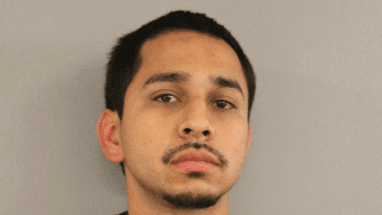 Jimmy Martínez, de 28 años, enfrenta el cargo de posesión de marihuana. La residencia cateada está ubicada en la FM 535 y High Street.