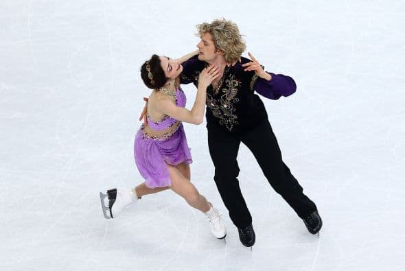 Meryl Davis y Charlie White se han proclamado hoy campeones olímpicos de danza de patinaje artístico en Sochi 2014, una vez disputado el programa libre en el que mantuvieron el liderato que el domingo alcanzaron en el corto. Davis y White, primera pareja de EEUU en ganar un Mundial y que llegaron a Sochi como subcampeones olímpicos, se impusieron en el Palacio Iceberg con 195,52 puntos y un programa largo con música de 'Sherezade", de Nikolai Rimski-Korsakov. Superaron a los defensores del título, los canadienses Tessa Virtue y Scott Moir, que se colgaron la plata con 190,99. El bronce ha sido para la pareja rusa integrada por Elena Ilinykh y Nikita Kapsalapov, con 183,48. Meryl y White llevan 17 años patinando juntos.