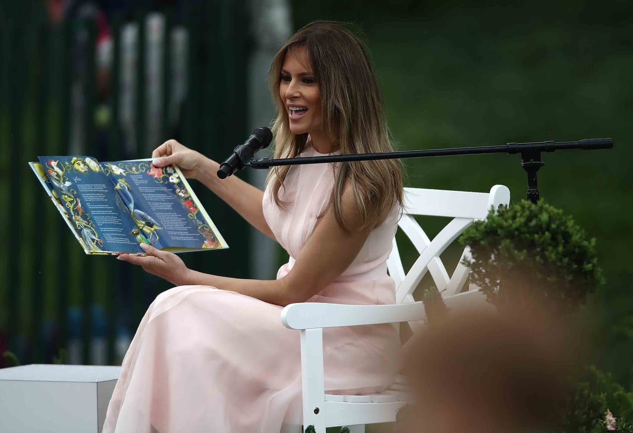 La Primera Dama, Melania Trump, lee cuentos a los niños presentes.