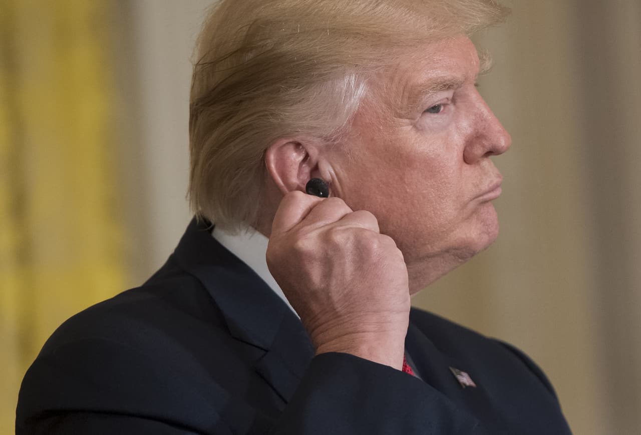 Trump cuestiona ese “ridículo standard de los 100 días”, aunque lo quiere aprobar