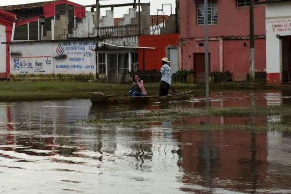 "Es una ironía que tenemos tantita agua rodeándonos, y no tenemos agua limpia para bañarnos" dice Tomasa, una corpulenta abuela que dice no recordar unos festejos patrios tan atormentados.
