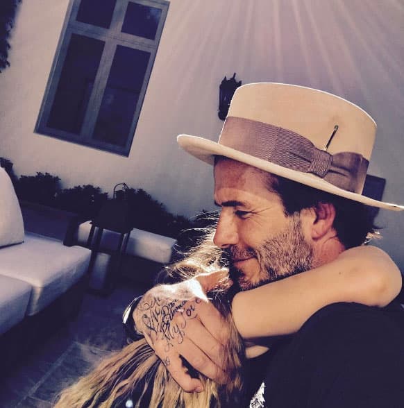 David Beckham tiene cuatro hijos y constantemente comparte instantáneas con ellos, como este abrazo con Harper.