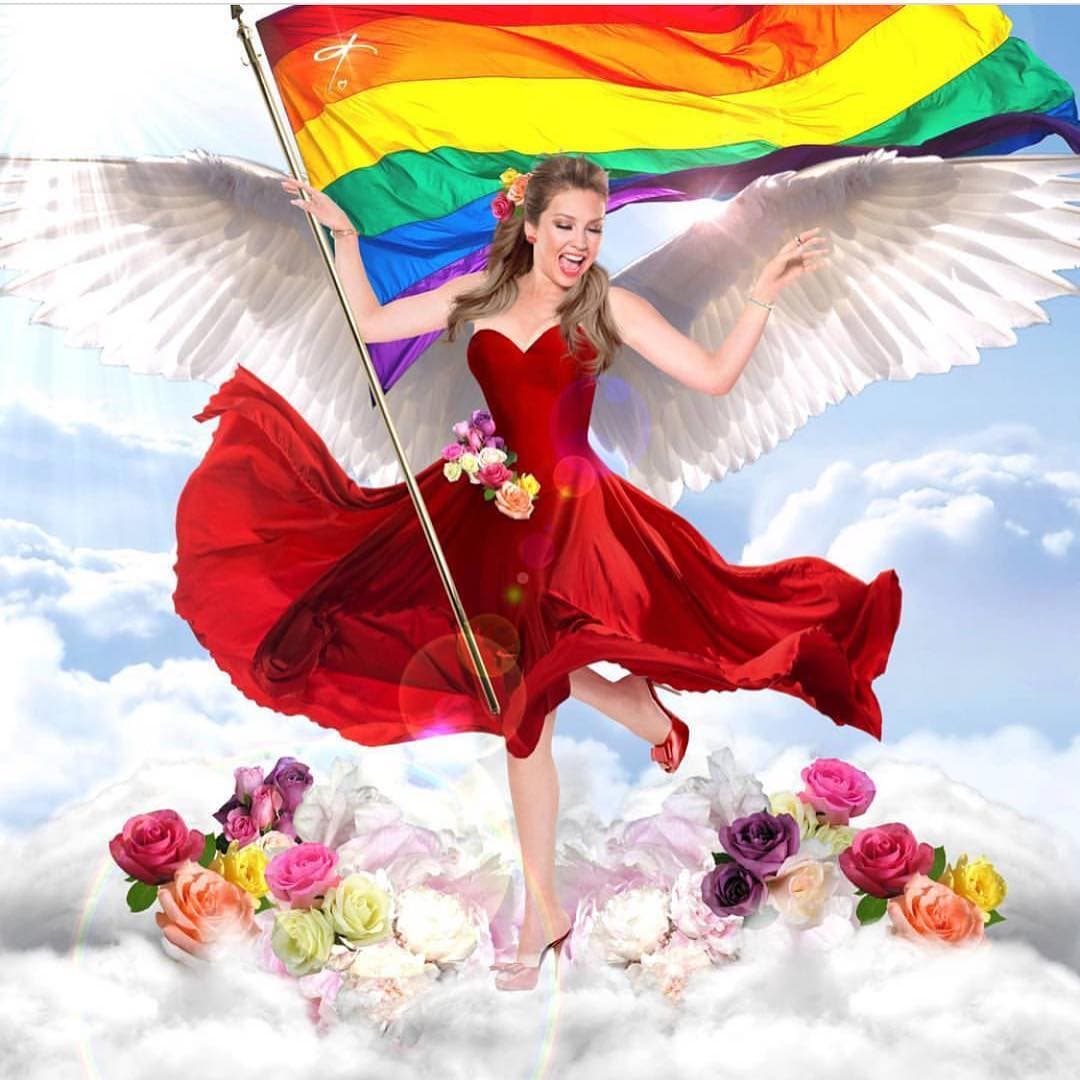 "¡Todos estos colores, juntos, hacen el arcoiris hermoso! Todos los colores UNIDOS forman la belleza del arcoiris. No a la discriminación", escribió Thalia con motivo de la marcha LGBTTIQ 2017 que se celebró en la Ciudad de México el 24 de junio del 2017.