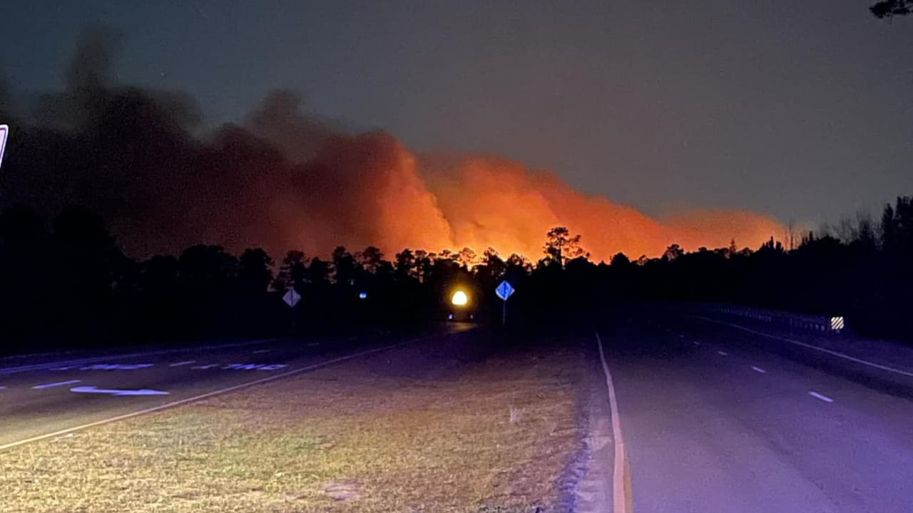 Comunidades son evacuadas en Carolina del Sur y Carolina del Norte por incendios forestales
