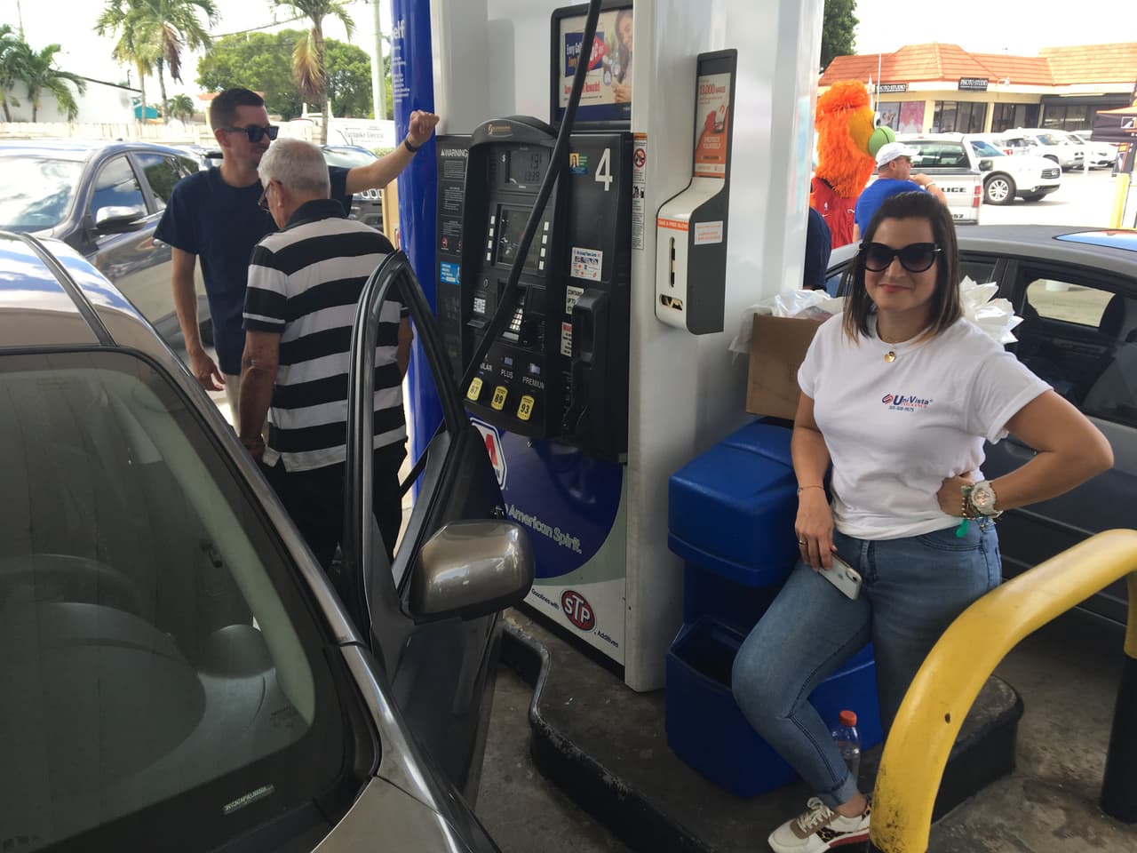 Los clientes fueron recibidos por la mascota del Miami Heat, quien repartió regalos.