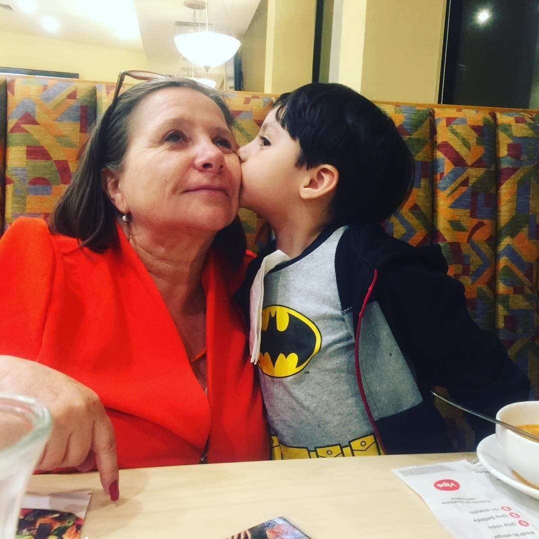 Sobre cómo ha vivido su etapa como abuela, Rosalba asegura que la mayor experiencia que ha tenido en la vida fue ser madre, y afirmó: “Sí hay diferencia en cómo era la crianza en mis tiempos a como es ahora con las nuevas tecnologías, son épocas distintas, pero tanto mi hija, que es una madre poderosa todo terreno, y mi hijo, que es un hombre entregado, amoroso y responsable, lo han hecho muy bien”.