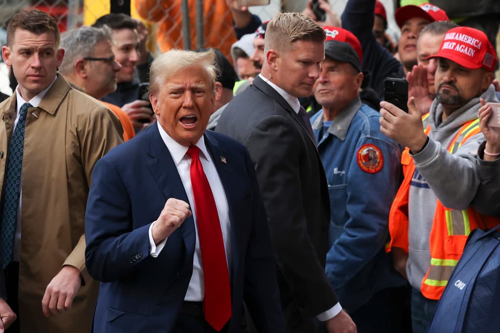 Trump con trabajadores de la construcción en Nueva York. (AP Photo/Yuki Iwamura)