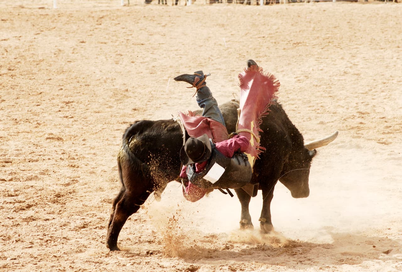 Video: Joven muere pisoteado por un toro que le aplastó la cabeza durante un jaripeo (imágenes fuertes)