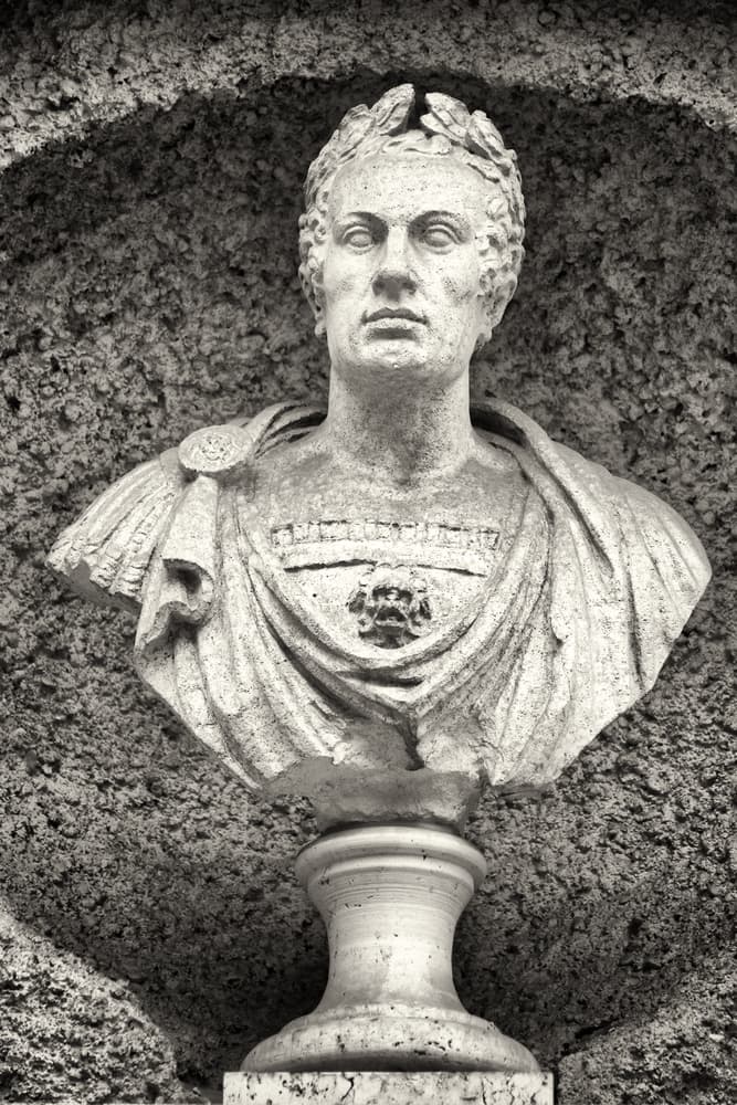 Lo que llama poderosamente la atención tocante al asesinato de Julio César es que no solamente las palabras de aviso del adivino fueron las únicas que escuchó César en los días previos al asesinato, sino que
<b> tuvo otras advertencias</b>. Sin embargo, era tan grande su confianza que las rechazó, puede decirse que en muchos aspectos la de César fue una muerte anunciada.