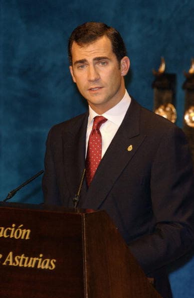 El día en que Leonor,
<a href="https://www.univision.com/entretenimiento/la-princesa-leonor-cumple-13-anos-asi-hemos-visto-crecer-a-la-heredera-del-trono-espanol-fotos" target="_blank"><b>de 13 años</b></a>
<b>,</b> presida la ceremonia será especial ya que su padre, el rey Felipe VI, ofreció
<a href="http://www.rtve.es/alacarta/videos/archivo-casa-real/primer-discurso-del-principe-asturias-premios-principe-asturias/1491045/" target="_blank"><b>su primer discurso como príncipe de Asturias</b></a> en ese evento y a esa misma edad, de acuerdo a registros periodísticos.