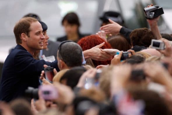 El príncipe William saluda a la gente de Nottingham en una visita que hizo en 2012.