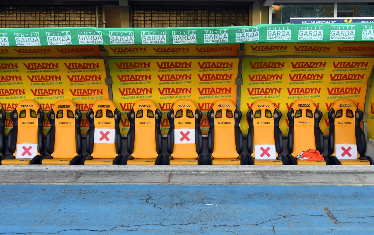 Como se ha acostumbrado en los estadios de futbol, así están predeterminadas las zonas para mantener la distancia entre jugadores y cuerpo técnico.