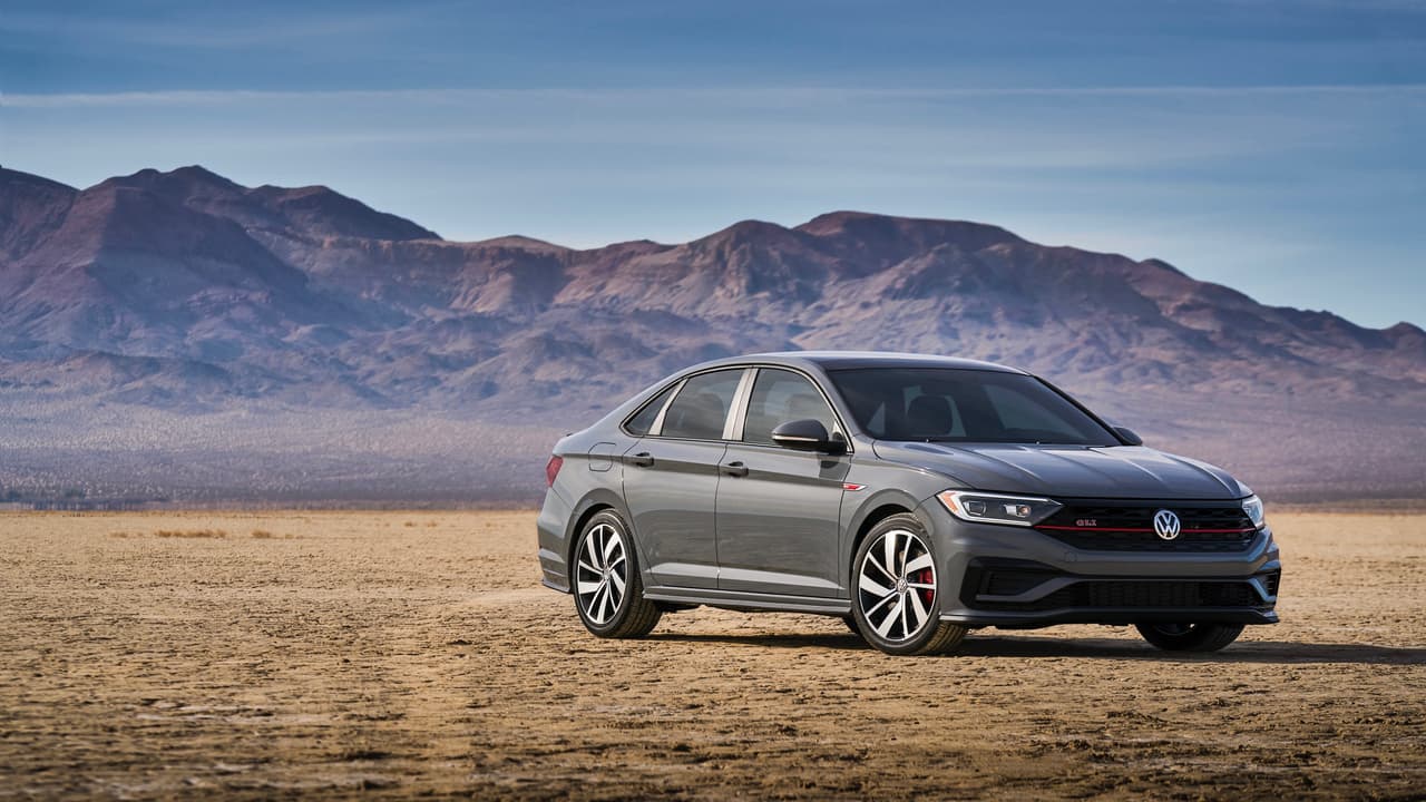 Todos los modelos Volkswagen Jetta GLI cuentan con 
<b>proyectores de luz LED en sus faros delanteros </b>como equipamiento estándar. Dichos proyectores con complementados por luces de manejo diurno a su alrededor.