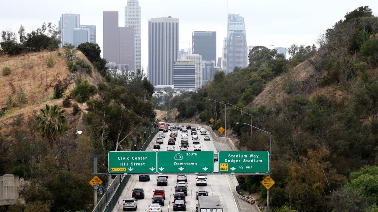 Estudios revelan que más del 75% de los conductores admiten haber conducido de manera agresiva alguna vez. Teresa Farell, quien trabaja como instructora de manejo en Kanor Driving School, asegura que, si te encuentras con un chofer violento, lo mejor es tratar de hacerse a un lado y darle el paso. "Lo que no debemos hacer es responderles, hacerles gestos, gritarles o provocarlos más", aconseja.