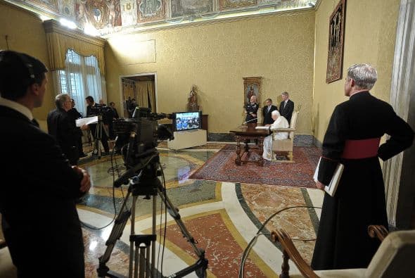 Benedicto XVI, hablando desde la biblioteca del Vaticano, destacó "la valentía, la disciplina y el compromiso" de los astronautas, antes de preguntarles por su vida en el espacio y su percepción del mundo.