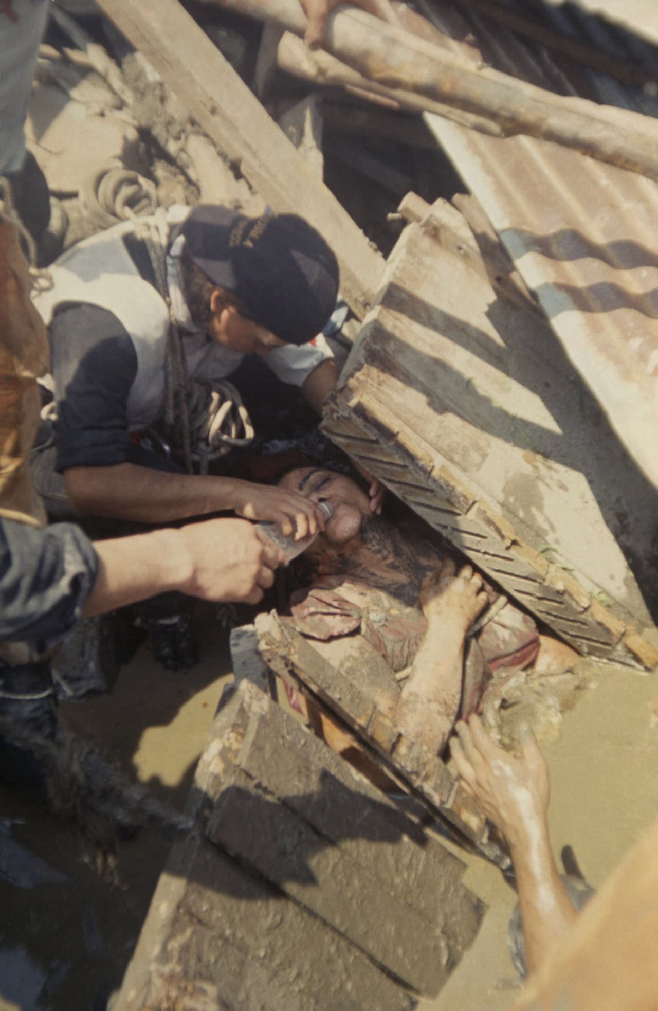 Rescatistas ayudan a una sobreviviente del deslave sobre la ciudad de Armero.