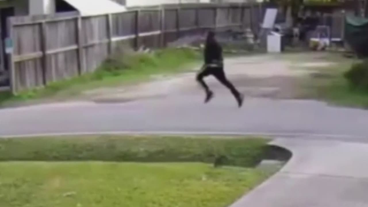 “Le gritaba que no eran dólares”: víctima a la que sospechoso le arrebata miles de pesos chilenos