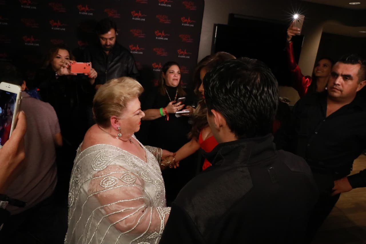 La primera en acercarse fue 
<b>Gloria</b>, quien al llegar a la sala de prensa para su entrevista notó que 
<b>Paquita</b> aún estaba ahí y fue a saludarla.