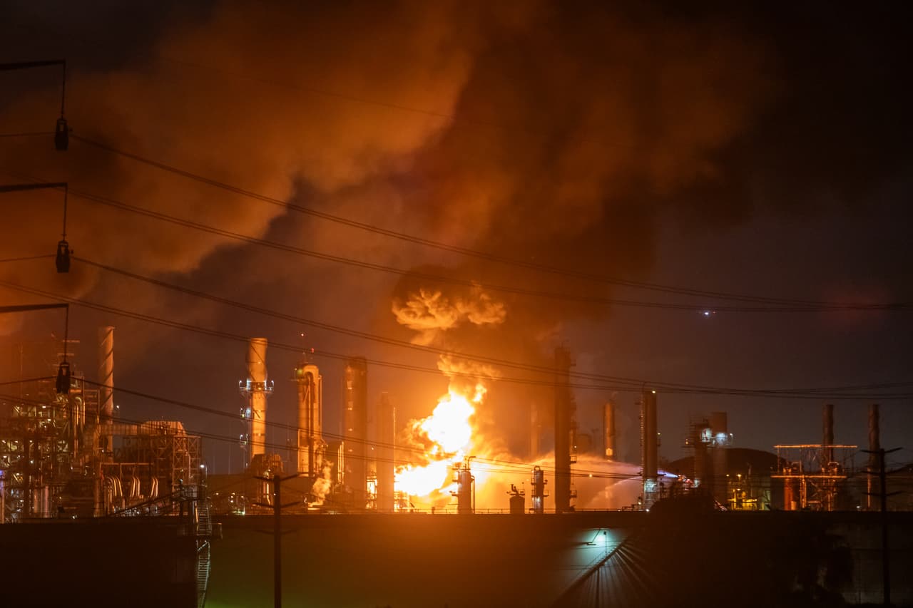 Los hechos se reportaron alrededor de las 9:30 de la noche, en la refinería ubicada en las afueras de Los Angeles, cuando residentes cercanos reportaron haber escuchado una fuerte explosión.