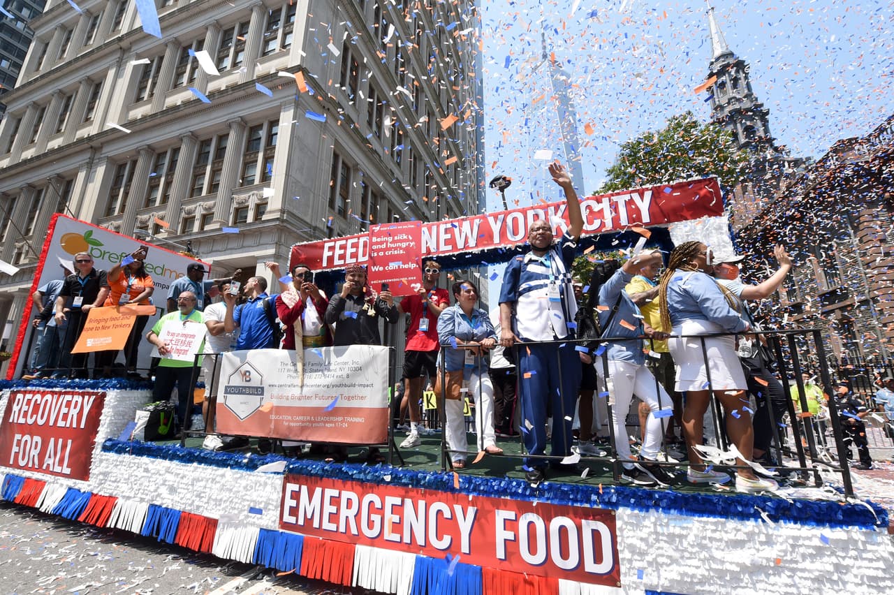 Los trabajadores de la salud, los socorristas y los trabajadores esenciales fueron algunos de los protagonistas del desfile.