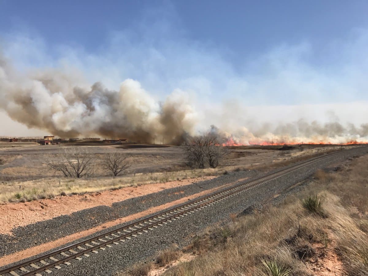 El humo es visible desde diferentes puntos de la carretera.